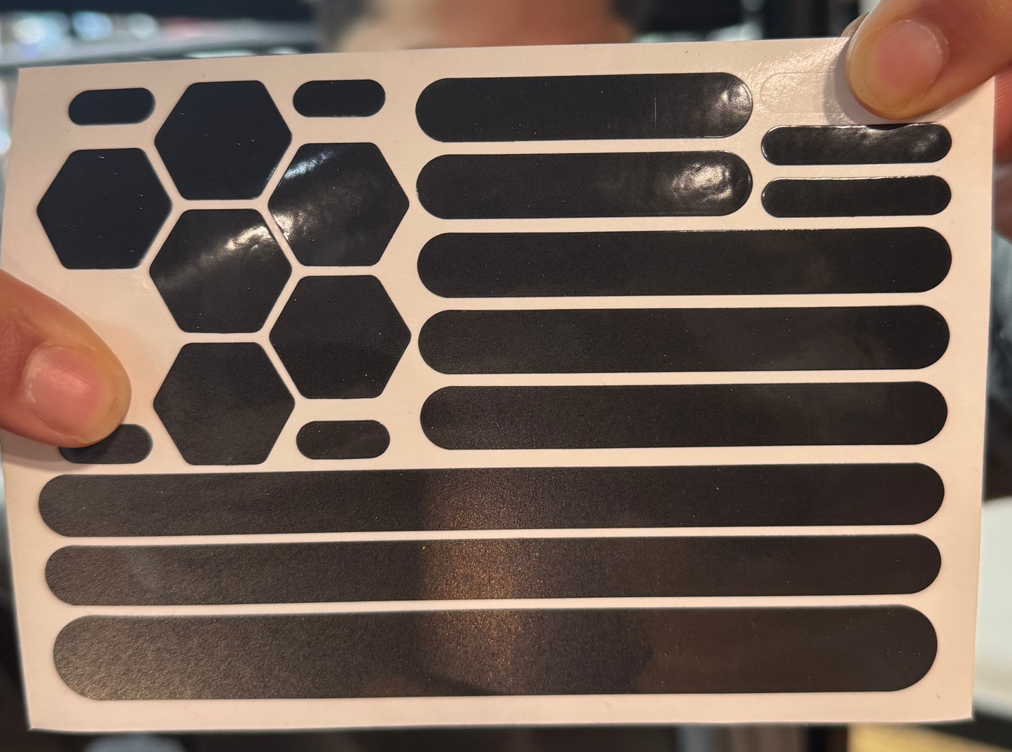 Bandes Réfléchissantes Noires pour Casque - Discrètes, Stylées et Conformes à la Loi 👮