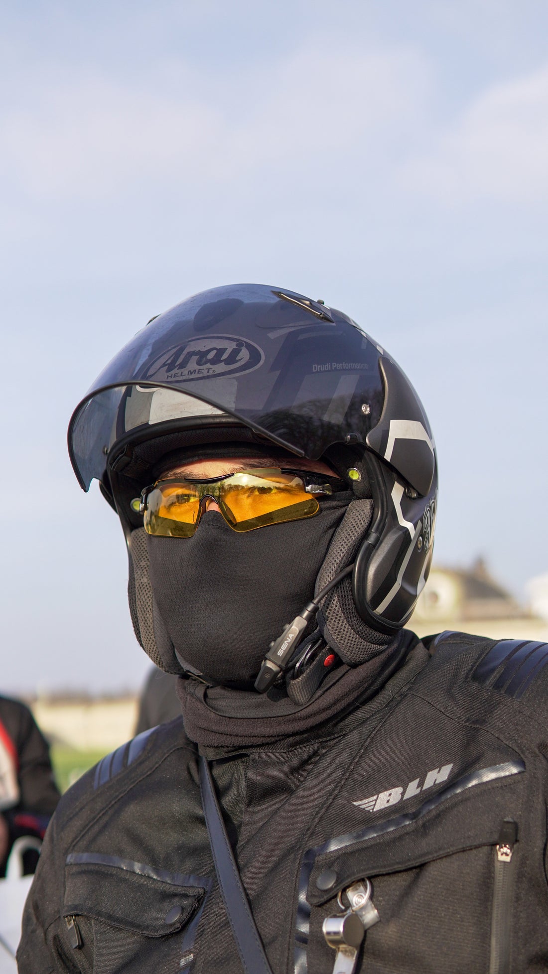 Lunettes jaunes en moto : gadget ou vrai game-changer ?